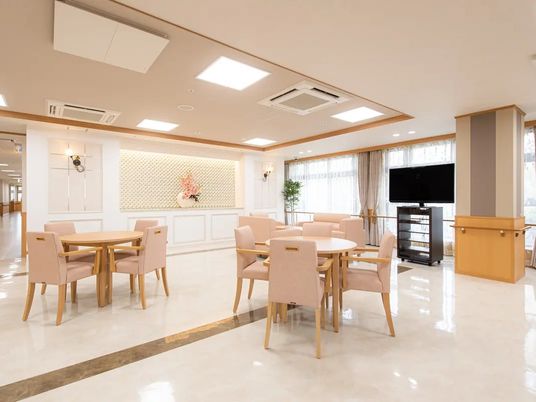 明るい共用食堂  