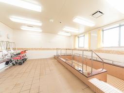 広々とした浴室設備