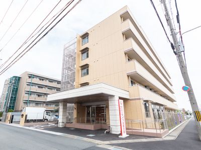 多階建ての明るい外観