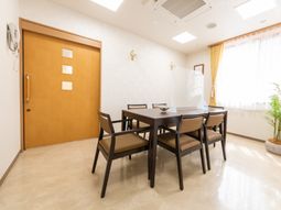 明るい居室のダイニングセット
