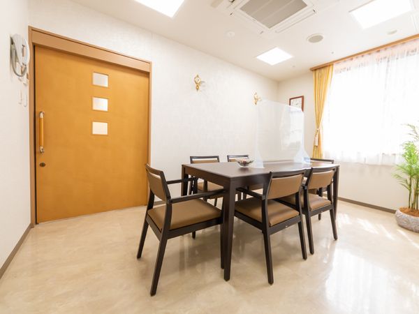 明るい居室のダイニングセット