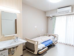 明るい居室の様子