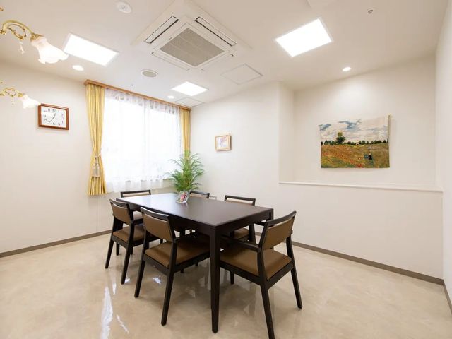 明るい食堂のテーブル  