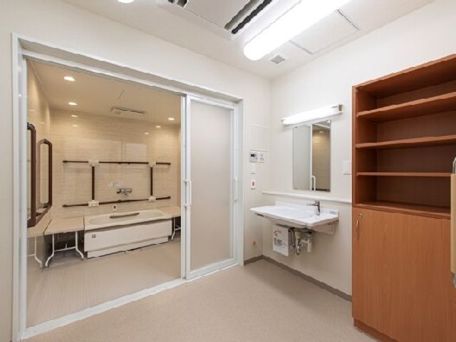 バリアフリー浴室施設 浴室 手すり付きで安全な利用を配慮した機能的な浴室です。広々としたスペースには様々なニーズに応える設備が整っています。