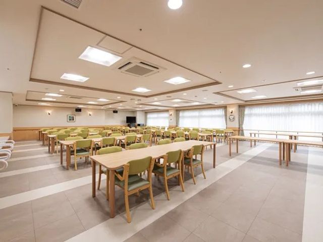 明るい食堂 食堂   大きな窓から自然光が入る、開放感のある食堂です。ゆとりのある配置で、利用者の方が落ち着いて過ごしやすい印象です。