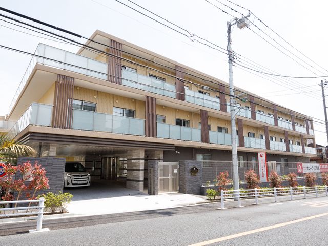 現代的な建物の外観 外観 ゆとりある空間が確保されたエントランスがあり、明るい雰囲気の建物で仕事に取り組むことができます。