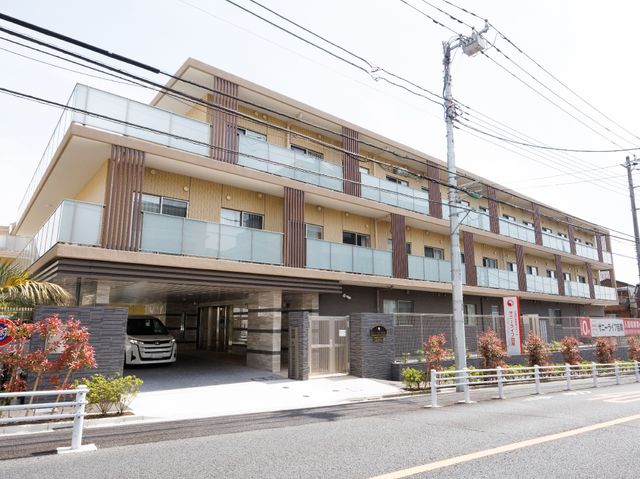 現代的な建物の外観 外観 ゆとりある空間が確保されたエントランスがあり、明るい雰囲気の建物で仕事に取り組むことができます。