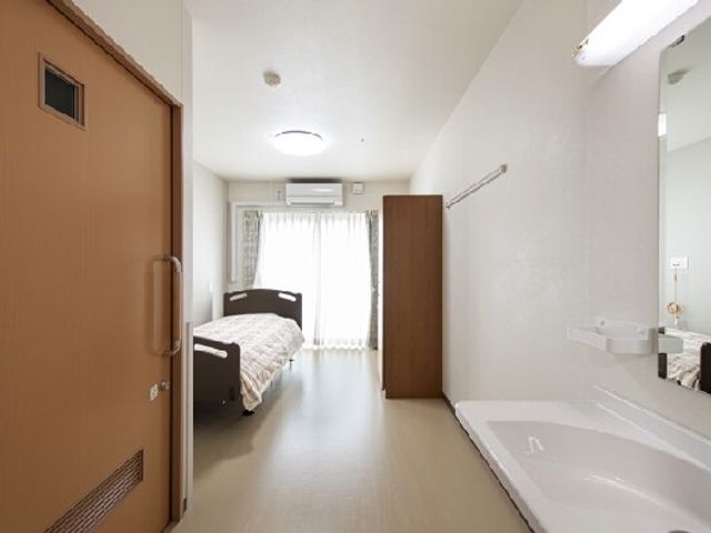 居室の広々空間 居室 ゆとりある居室には、心地よい採光があり、清潔感のある浴室も完備されています。作業に集中でき、快適な生活空間を提供しています。