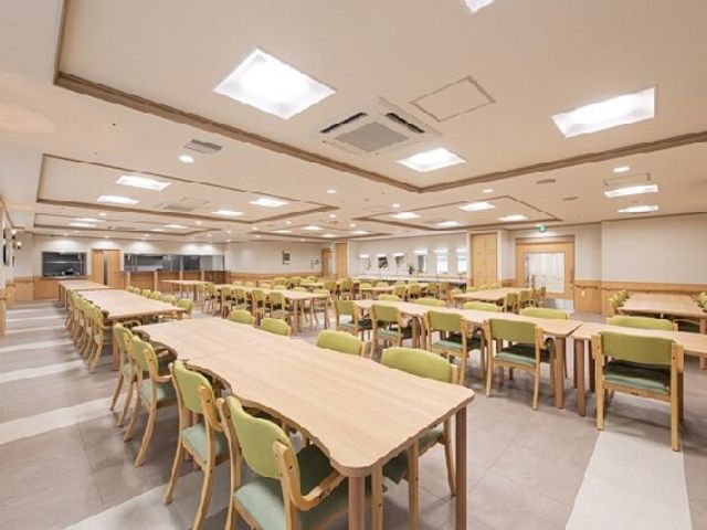 広々とした快適な食堂 食堂 広く明るい食堂では、ゆとりのある空間で食事を楽しめます。落ち着いた色合いの家具が心地よい雰囲気を演出しています。
