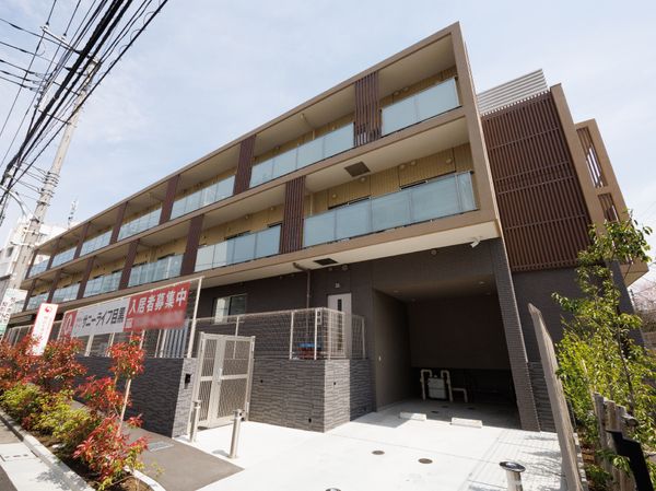 都会的な外観の建物