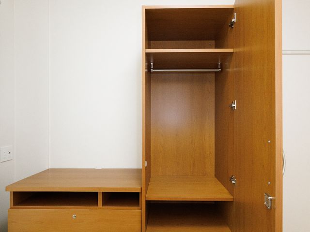 開いた木製クローゼット 居室 シンプルで使い勝手の良い木製クローゼットが整っており、快適な居住空間をご提供します。