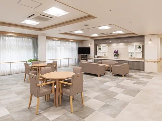 明るい食堂 食堂   大きな窓から光が入る、ゆったりした食堂です。テーブル席とソファ席があり、くつろぎやすい雰囲気です。