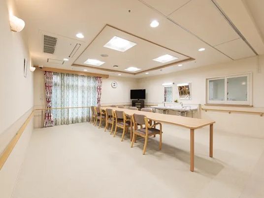 明るい食堂の室内  