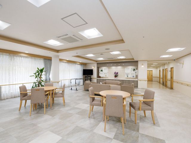 広々とした共有ラウンジ 共有スペース ゆったりと配された椅子やテーブルがある共有スペースです。日差しが優しく差し込む、明るく温かみのある環境で仕事ができます。