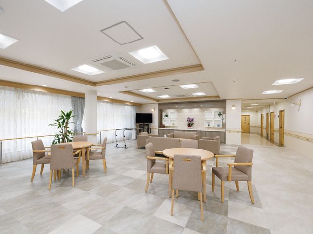 広々とした共有ラウンジ 共有スペース ゆったりと配された椅子やテーブルがある共有スペースです。日差しが優しく差し込む、明るく温かみのある環境で仕事ができます。