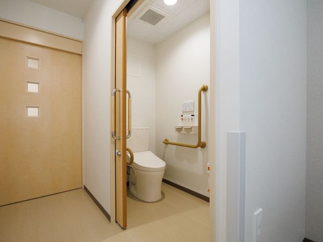 バリアフリートイレ トイレ 手すりが設置された快適なトイレです。スタッフがサポートしやすい設計になっておりますので、ご利用いただける方々も安心です。