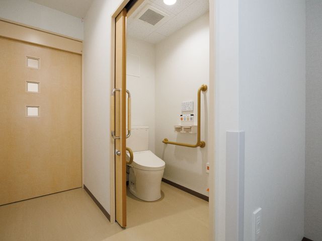 バリアフリートイレ トイレ 手すりが設置された快適なトイレです。スタッフがサポートしやすい設計になっておりますので、ご利用いただける方々も安心です。