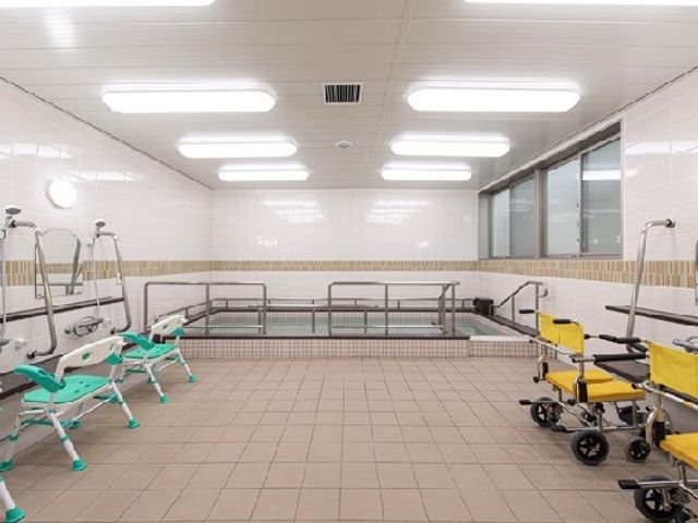 清潔な浴室設備 浴室 清潔感あふれる浴室には手すりやシャワーシートが整備され、安全に配慮された環境です。利用者の心身のリフレッシュに役立つ設備が充実しています。