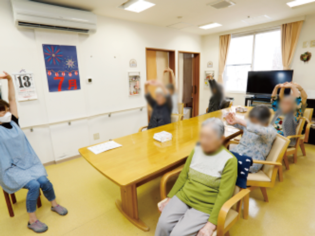 活動中のラウンジ ラウンジ 自然光が差し込む明るい空間で、椅子に座ってリラックスしながら健康づくりを楽しめます。