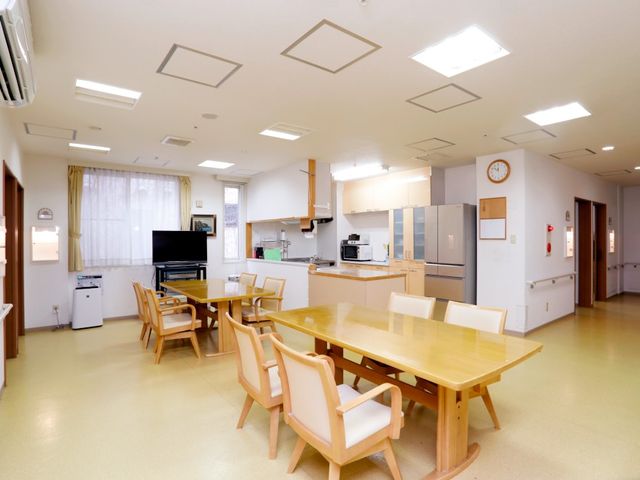 開放的なダイニングルーム ダイニングルーム 自然光がたっぷり入る明るいダイニングルームです。広々とした空間で食事を楽しめます。