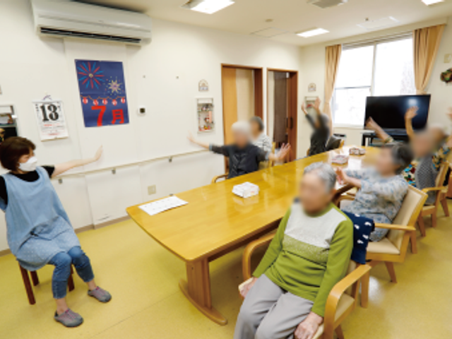明るい室内の居室 居室 自然光が入る明るい部屋で、リラックスして過ごせます。楽しそうな雰囲気が伝わります。