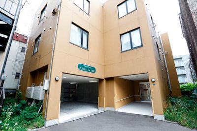 大きな建物の外観
