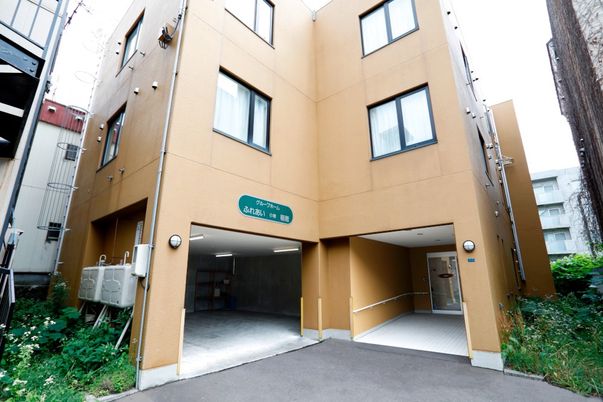 大きな建物の外観