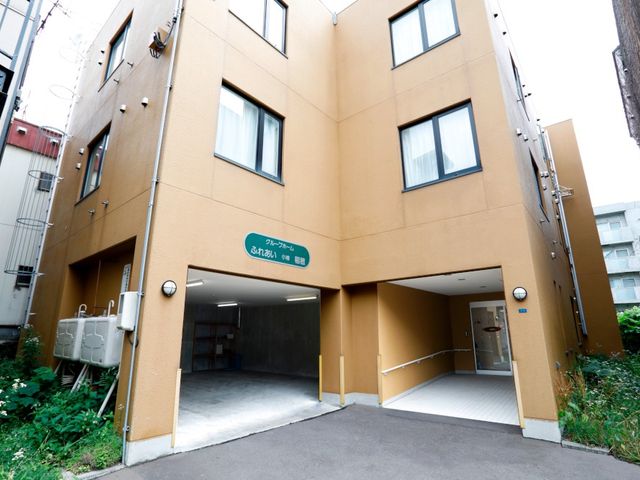大きな建物の外観 外観 広々とした敷地にある建物です。自然に囲まれた落ち着いた場所での勤務です。