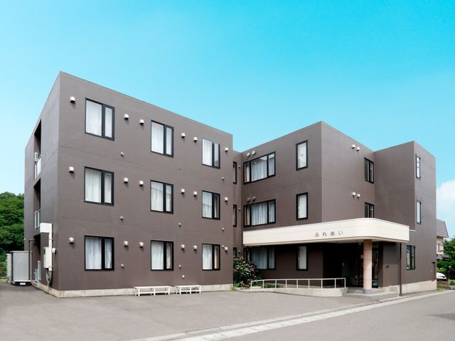 3階建ての外観 外観 落ち着いた色合いの3階建ての建物です。広々としたエントランスが利用者を迎え入れます。