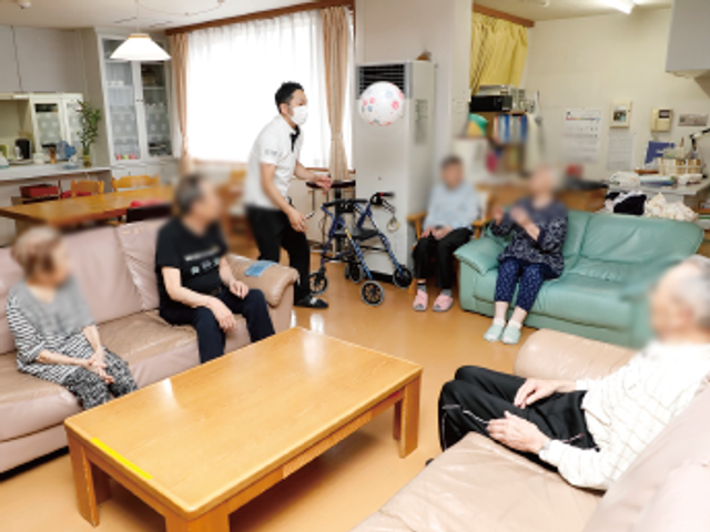 楽しそうなリビング リビング 広々としたリビングで、入居者の方々がリラックスしながら和やかに過ごしています。風通しが良く、自然光が差し込みます。