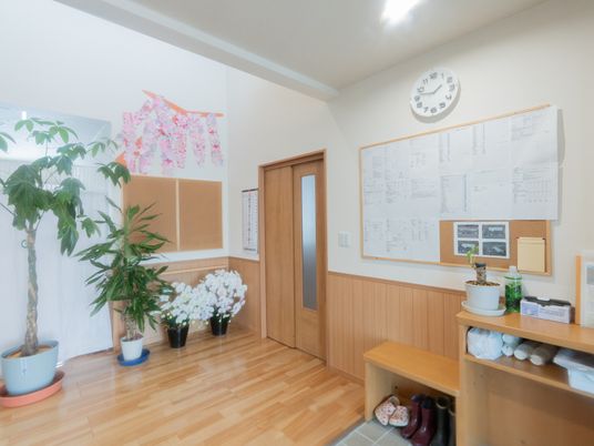 掲示物と植物のエントランス