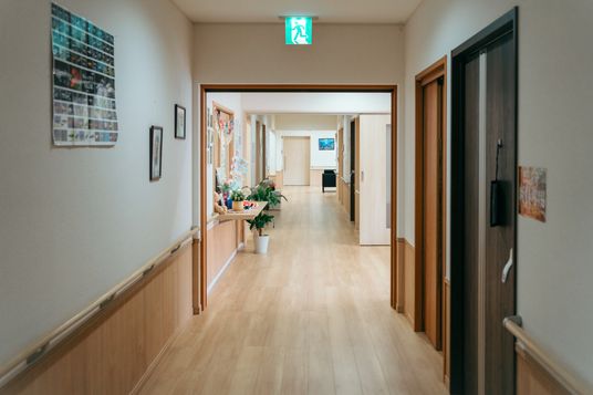 明るい施設の通路