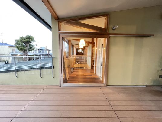 開放的なエントランス