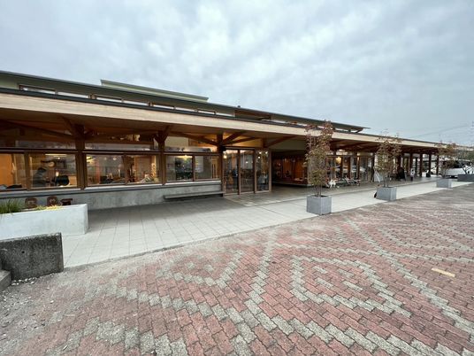 開放的なエントランス外観