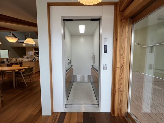 エレベーターと廊下