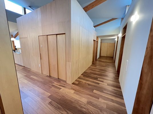 明るい木目調の廊下