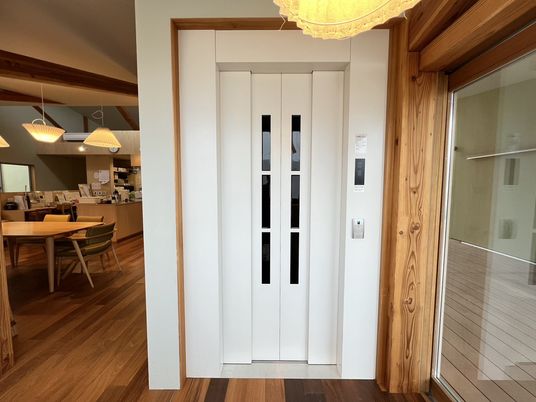 明るい居室の扉