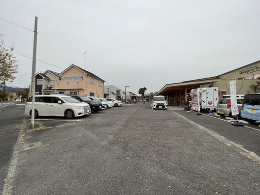 広々とした駐車可能な外観