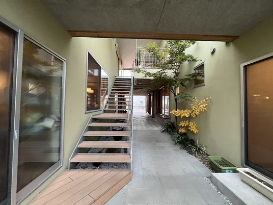 整備された通路と階段