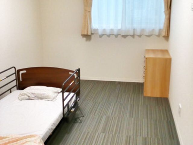 シンプルな居室 居室 すっきりとした印象の個室で、落ち着いた時を過ごすことができます。必要最低限の家具が配された空間は、新しく生活を始める方にも適しています。