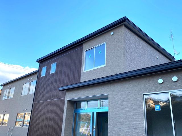 スタッフ募集の建物外観 外観 新築らしいきれいな施設で、温かな雰囲気のなか、仕事に取り組む新たな仲間を募集しています。