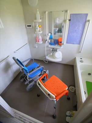 バリアフリー設計の浴室