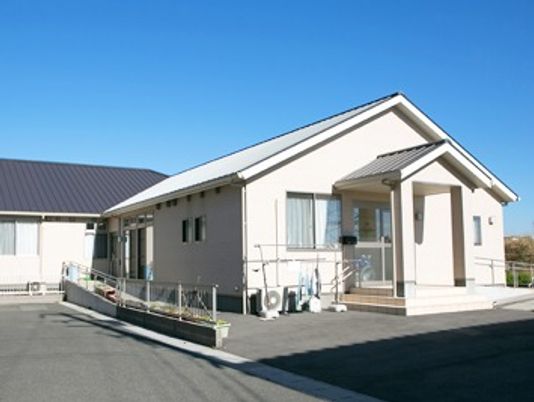 明るい日差しの居室外観