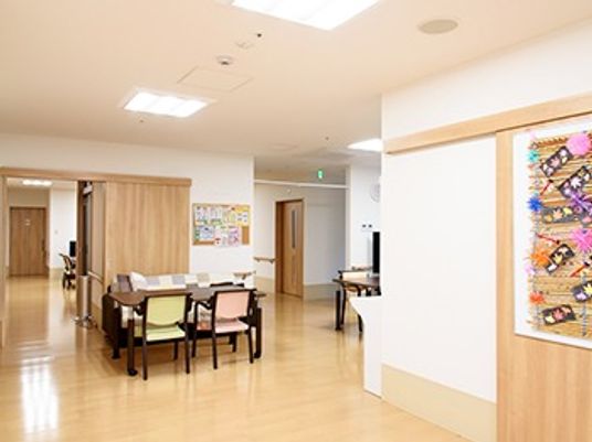 明るい居室の様子