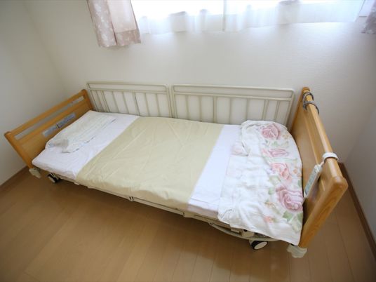 ゆったりした居室のベッド