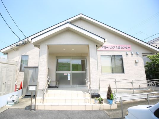 白壁の清潔感あるエントランス
