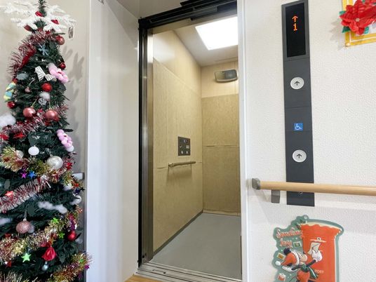 広々としたエレベーター