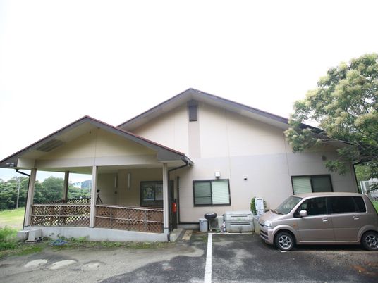 屋根付きのエントランス風景