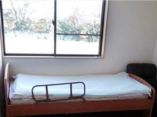 窓際のシンプルな居室