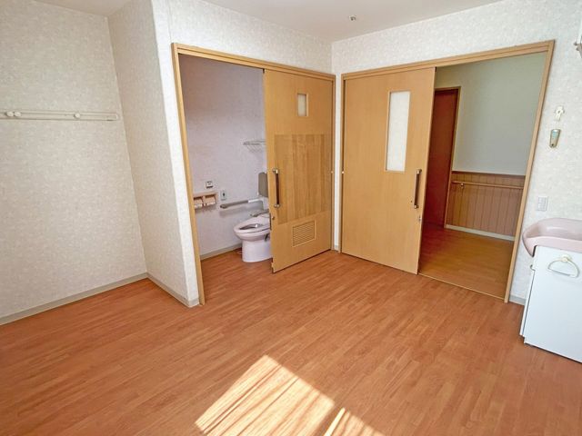 明るい光が注ぐ居室 居室 広々とした空間が特徴の居室です。自然光がたっぷり入り、快適に過ごせる環境になっています。